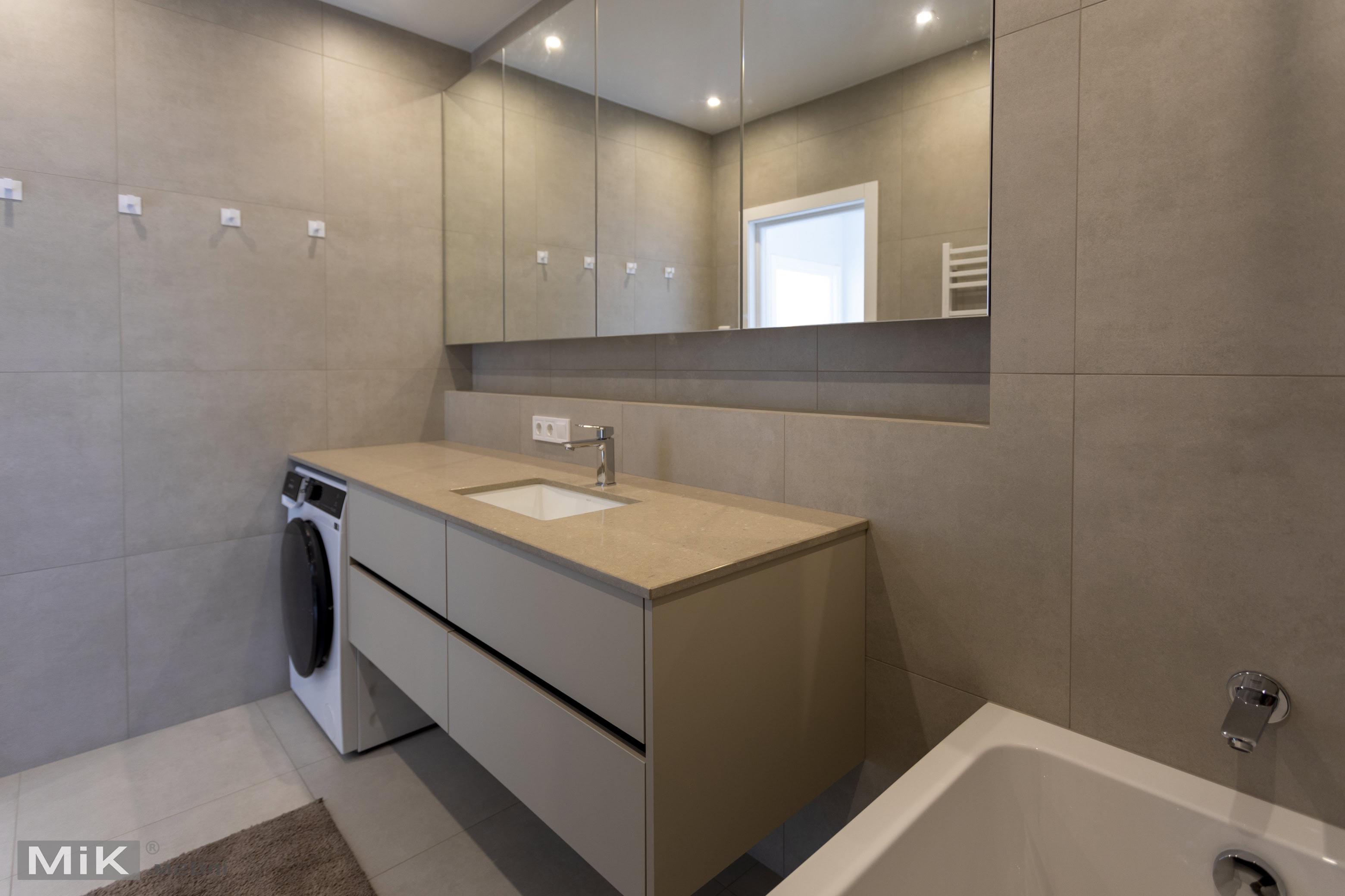 5_tumba-u-vannu-z-pralnoyu-mashynoyu-kyiv-1.jpg Тумба у ванну на замовлення з пральною машиною та великим дзеркалом