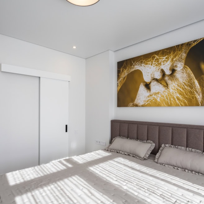 6_garderobna-v-spalni Шафа у спальні на замовлення з мінімалістичними фасадами