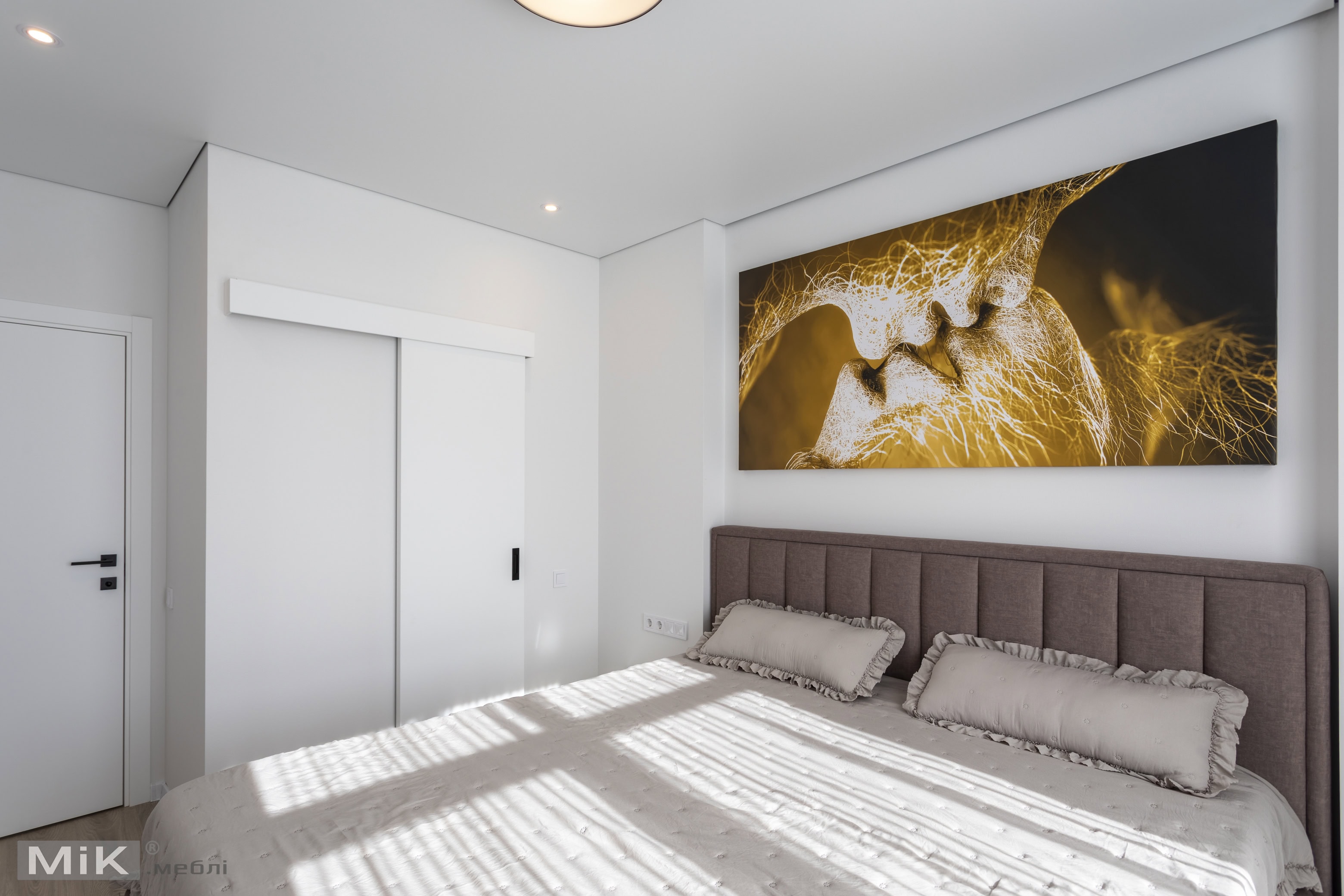 6_garderobna-v-spalni Шафа у спальні на замовлення з мінімалістичними фасадами