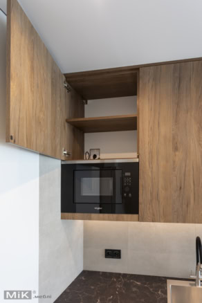 6_kuhnya-z-vbudovanoyu-mikrohvyliovkoyu-ta-penalom Кухня на заказ с сушкой для посуды и верхними шкафами под дерево