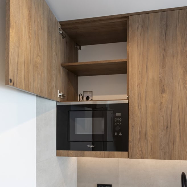 6_kuhnya-z-vbudovanoyu-mikrohvyliovkoyu-ta-penalom Кухня на заказ с сушкой для посуды и верхними шкафами под дерево