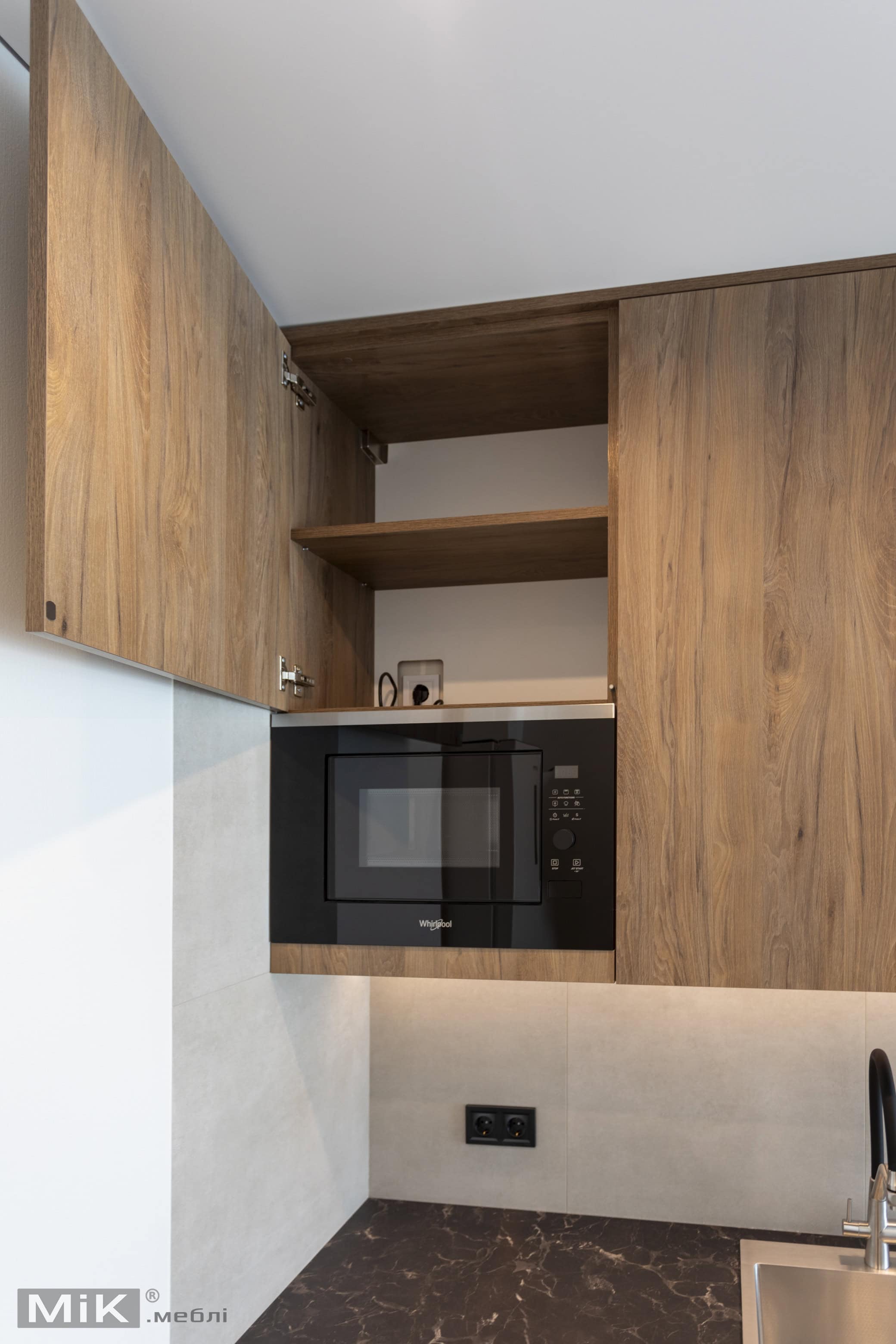 6_kuhnya-z-vbudovanoyu-mikrohvyliovkoyu-ta-penalom Кухня на заказ с сушкой для посуды и верхними шкафами под дерево