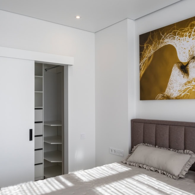 7_garderobna-bilya-spalni Гардеробна в спальні на замовлення з відкритими полицями