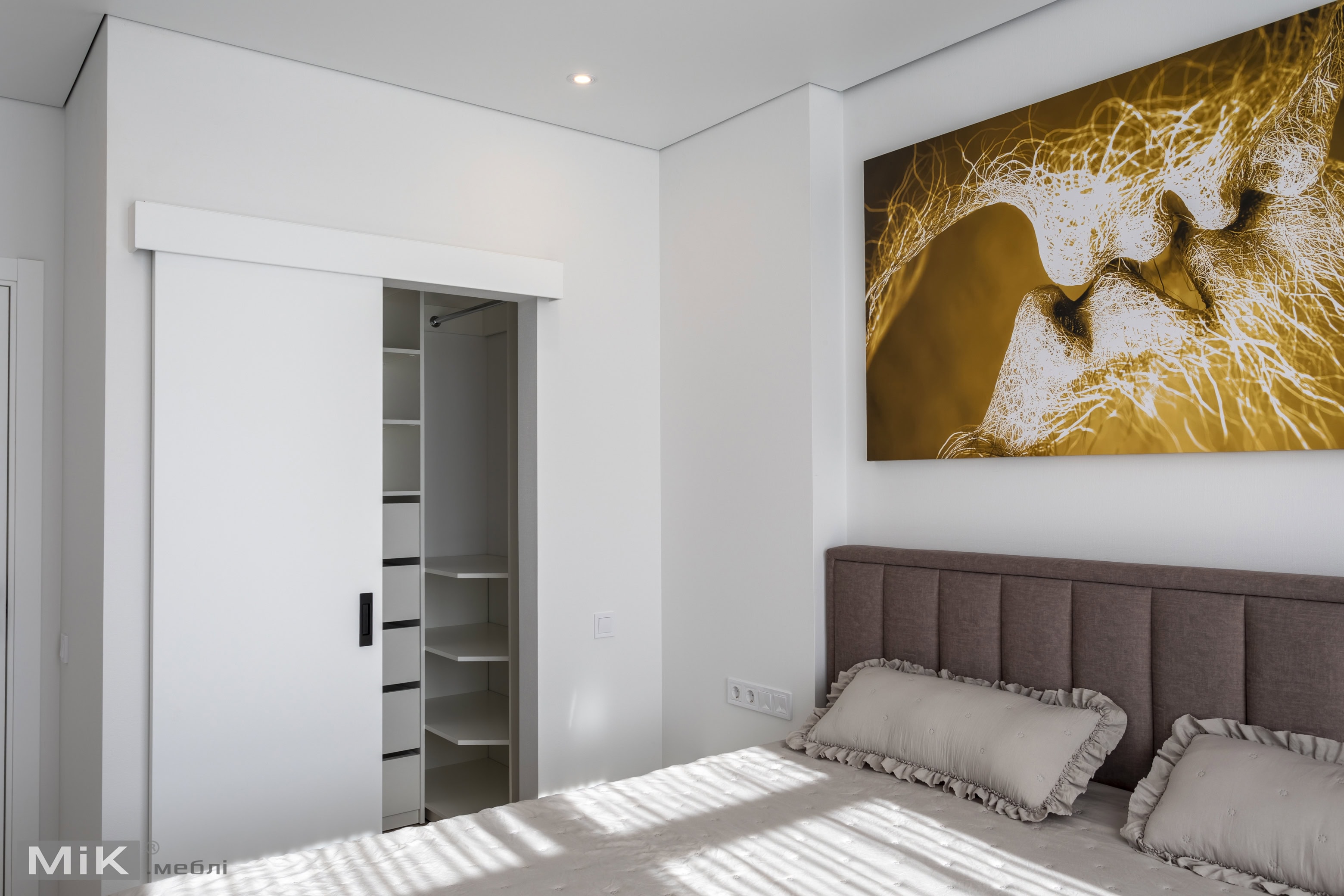 7_garderobna-bilya-spalni Гардеробна в спальні на замовлення з відкритими полицями