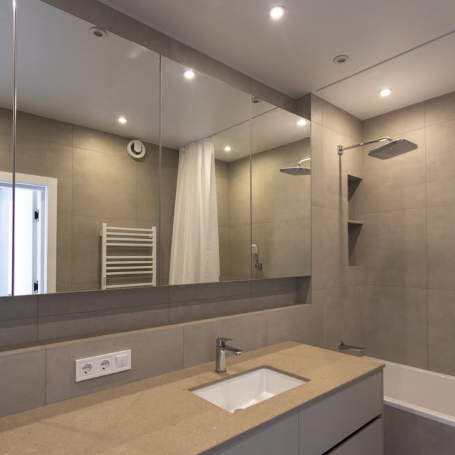 7_mebli-dlya-vannoyi-kimnaty-na-zamovlennya-kyiv-2.jpg Підвісна тумба у ванну на замовлення зі стільницею та дзеркалом