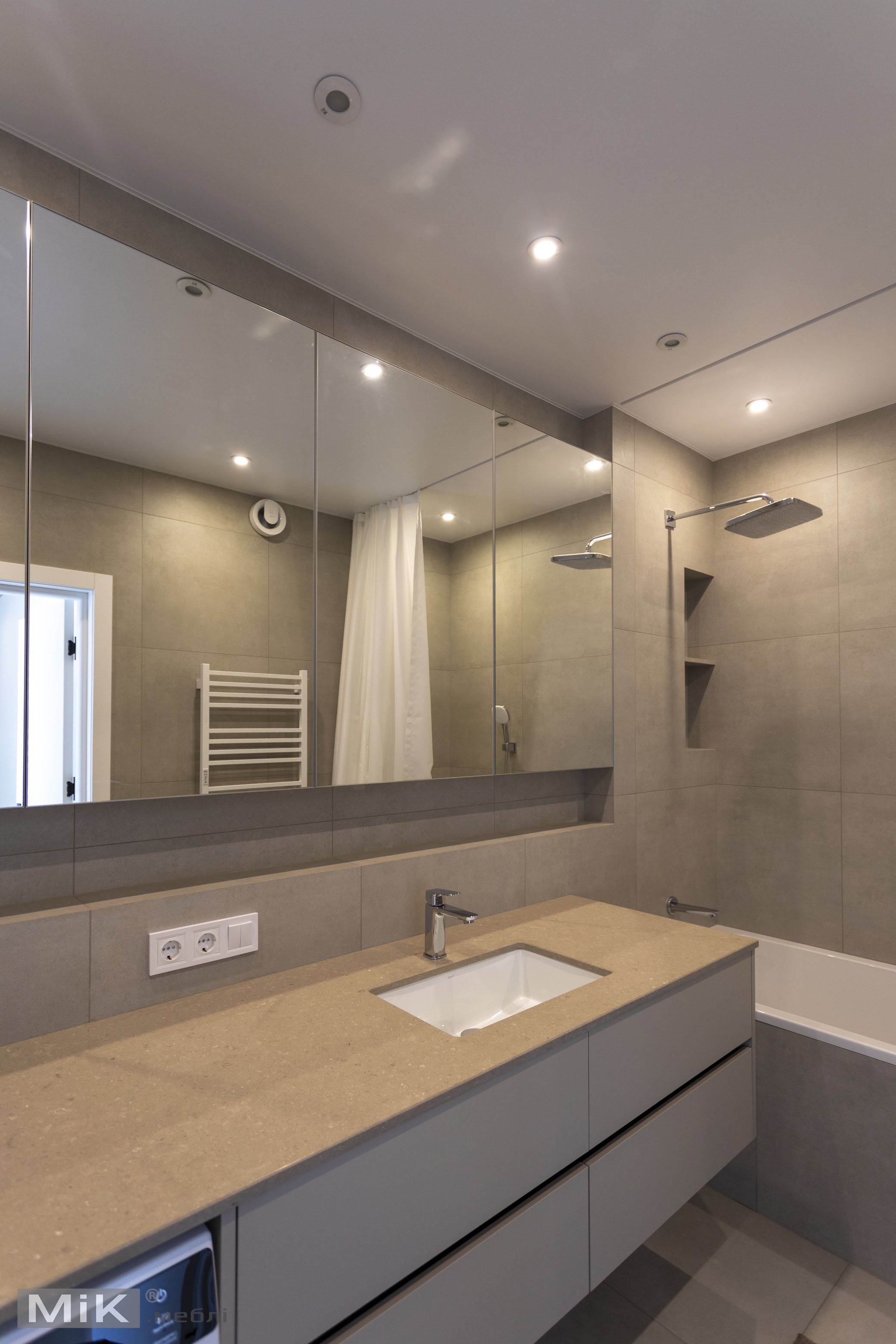 7_mebli-dlya-vannoyi-kimnaty-na-zamovlennya-kyiv-2.jpg Підвісна тумба у ванну на замовлення зі стільницею та дзеркалом