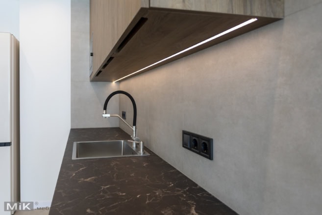 7_robocha-zona-kuhni-z-led-pidsvitkoyu-ta-shuhlyadami Рабочая зона кухни на заказ с LED-подсветкой,