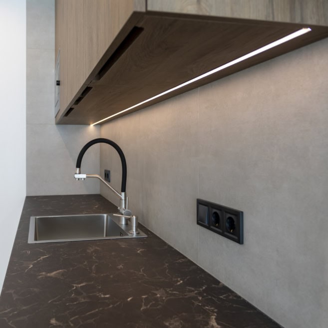 7_robocha-zona-kuhni-z-led-pidsvitkoyu-ta-shuhlyadami Рабочая зона кухни на заказ с LED-подсветкой,