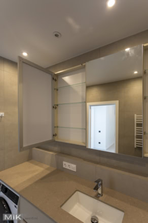 8_pidvisna-tumba-u-vannu-na-zamovlennya-kyiv-1.jpg Меблі для ванної кімнати на замовлення з дзеркальною шафою