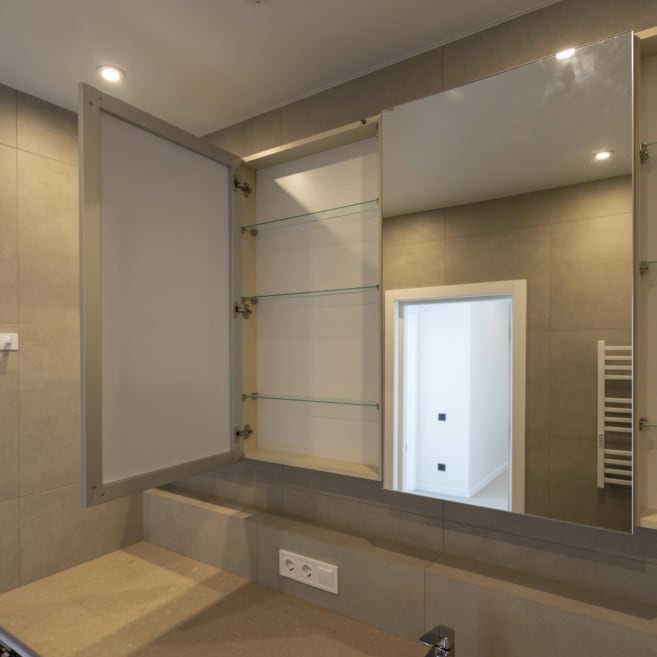 8_pidvisna-tumba-u-vannu-na-zamovlennya-kyiv-1.jpg Меблі для ванної кімнати на замовлення з дзеркальною шафою