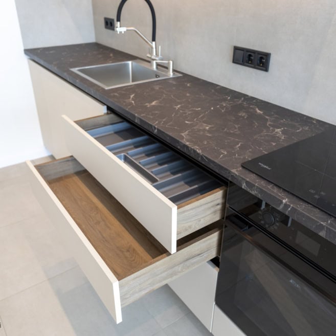 8_tumba-pid-tv-u-vitalni-na-zamovlennya Кухня с мойкой и выдвижными ящиками
