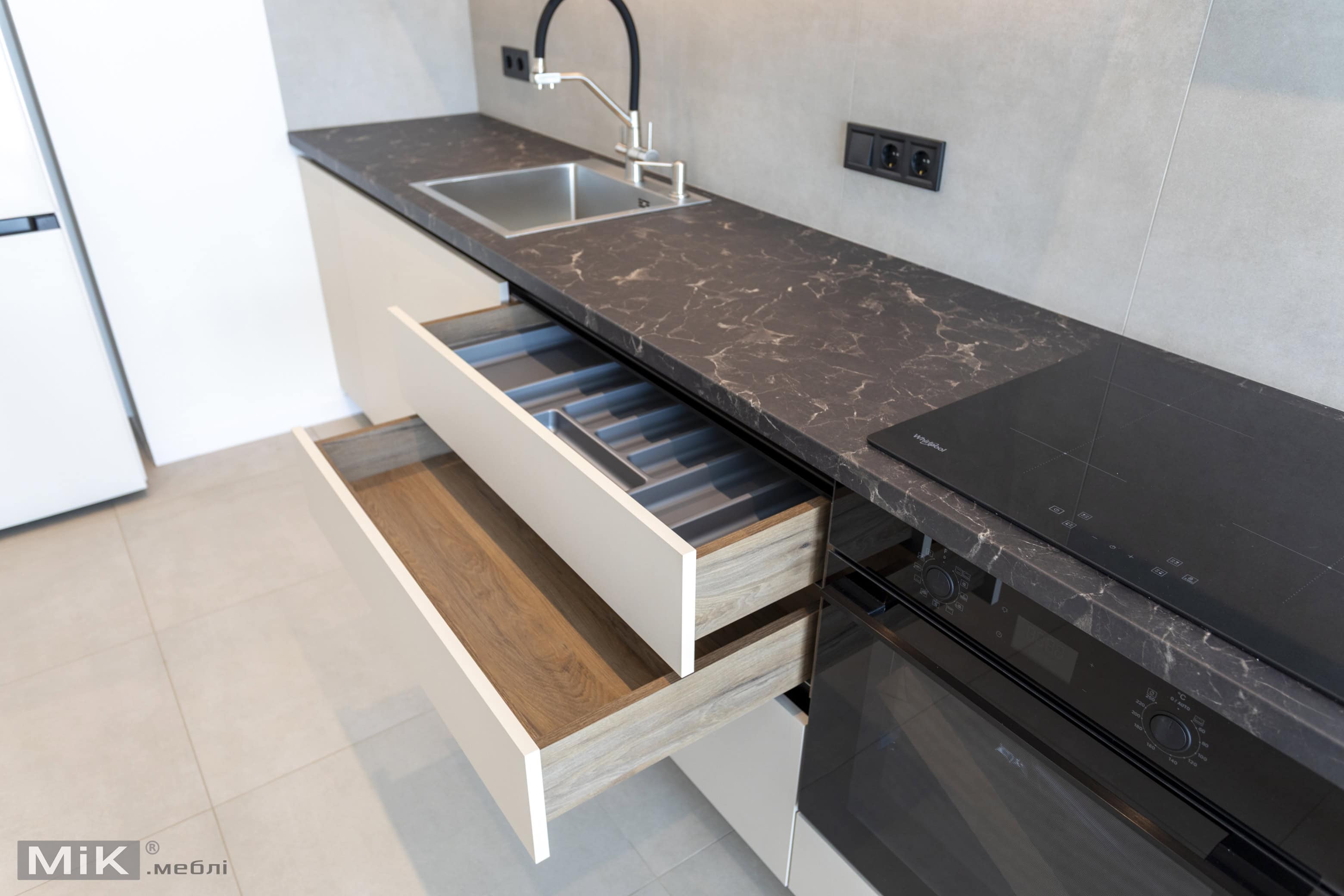 8_tumba-pid-tv-u-vitalni-na-zamovlennya Кухня с мойкой и выдвижными ящиками