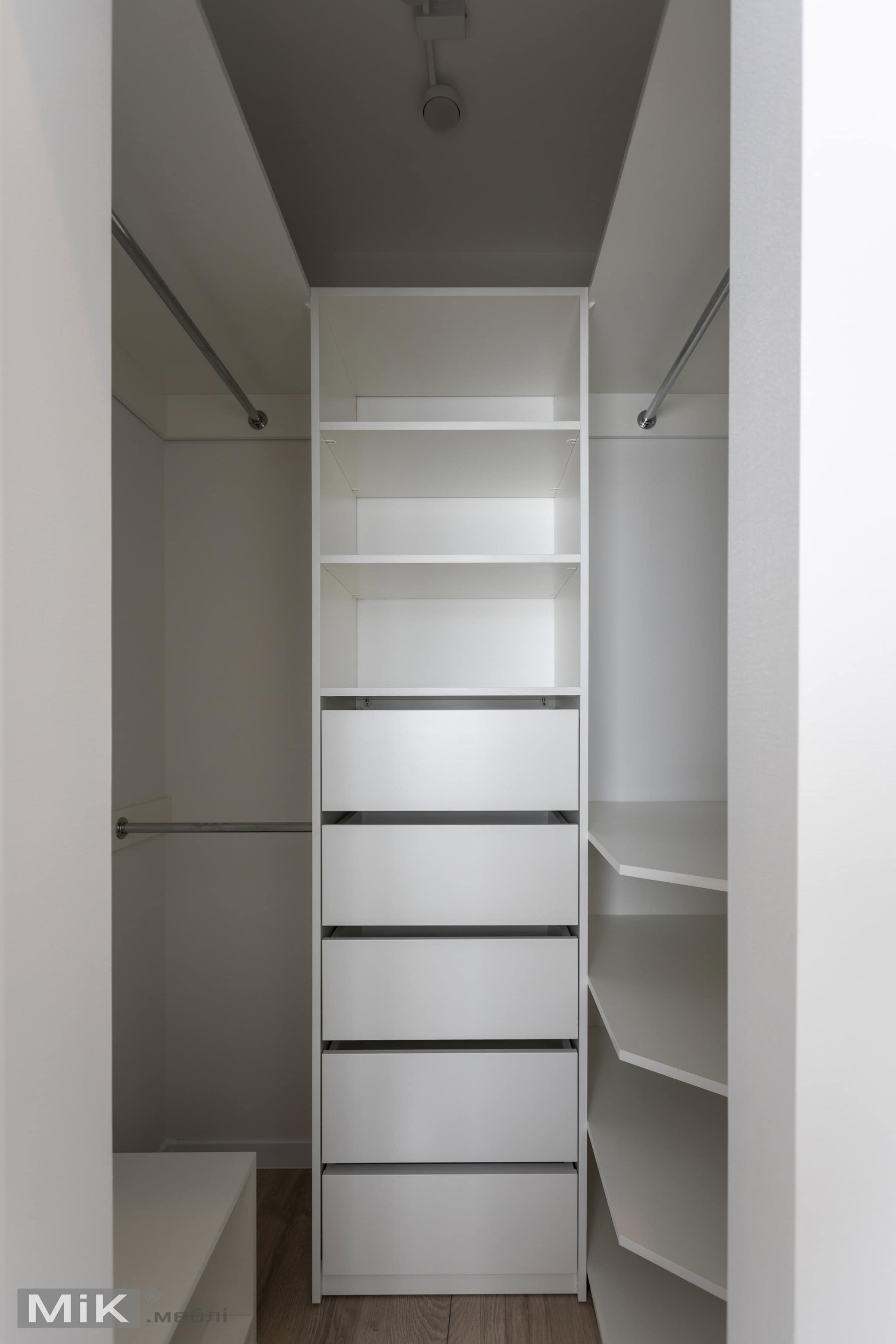 8_vnutrishnye-napovnennya-garderobnoyi Гардеробна біля спальні на замовлення