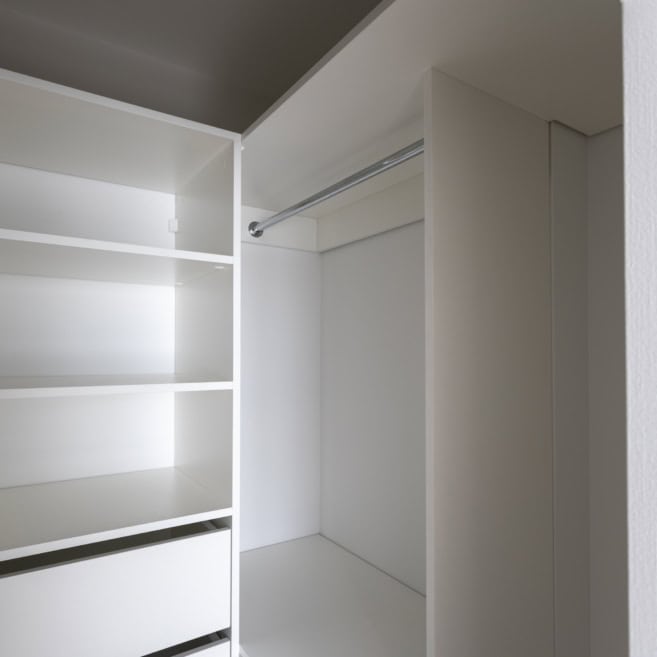 9_garderobna-z-politsyami-ta-shuhlyadami Внутрішнє наповнення гардеробної з полицями та шухлядами