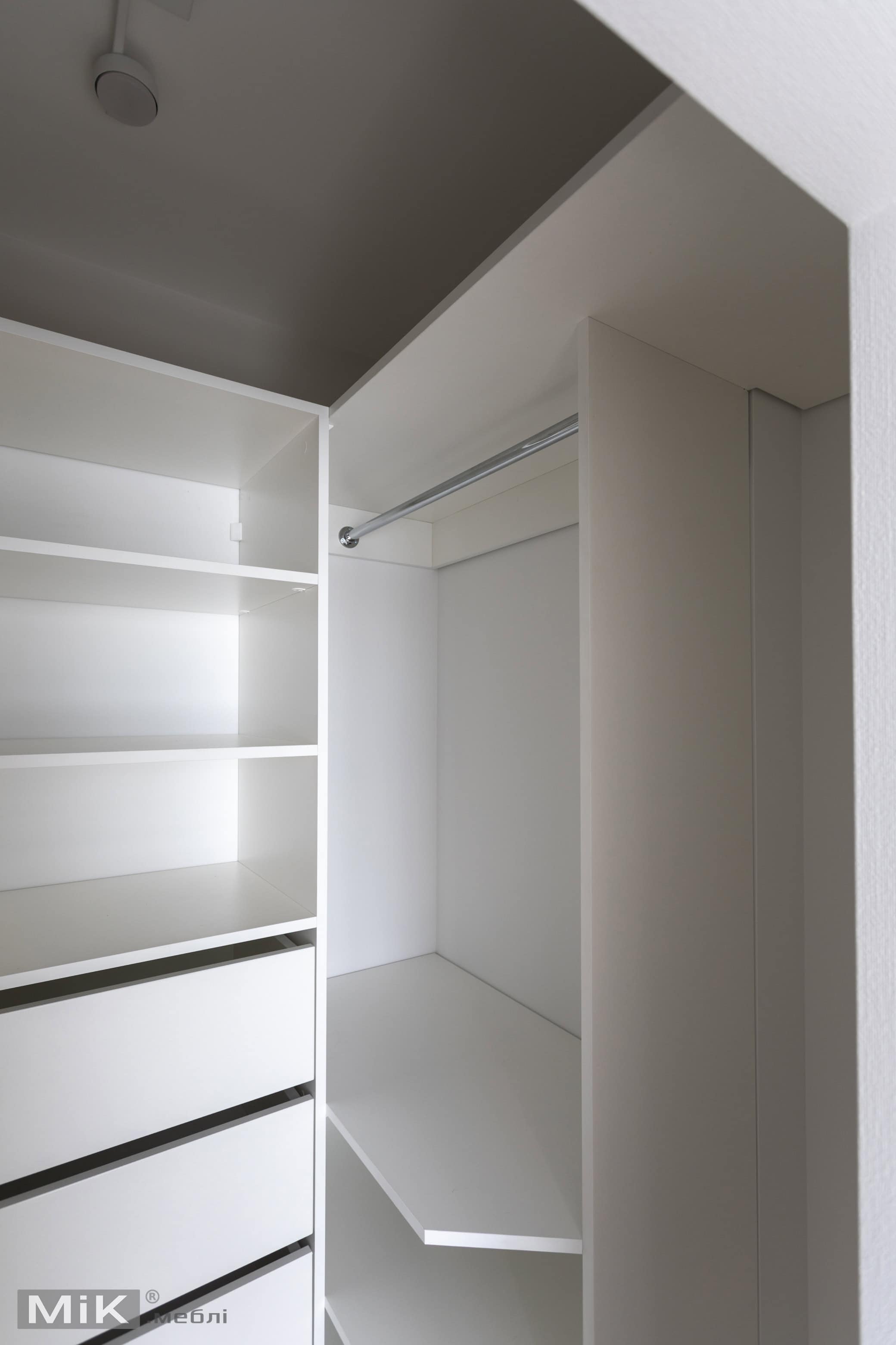 9_garderobna-z-politsyami-ta-shuhlyadami Внутрішнє наповнення гардеробної з полицями та шухлядами