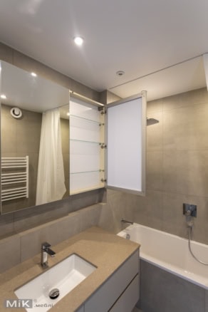 9_vanna-kimnata-z-tumboyu-na-zamovlennya-kyiv-3.jpg Тумба у ванну на замовлення з вбудованим умивальником і дзеркалом