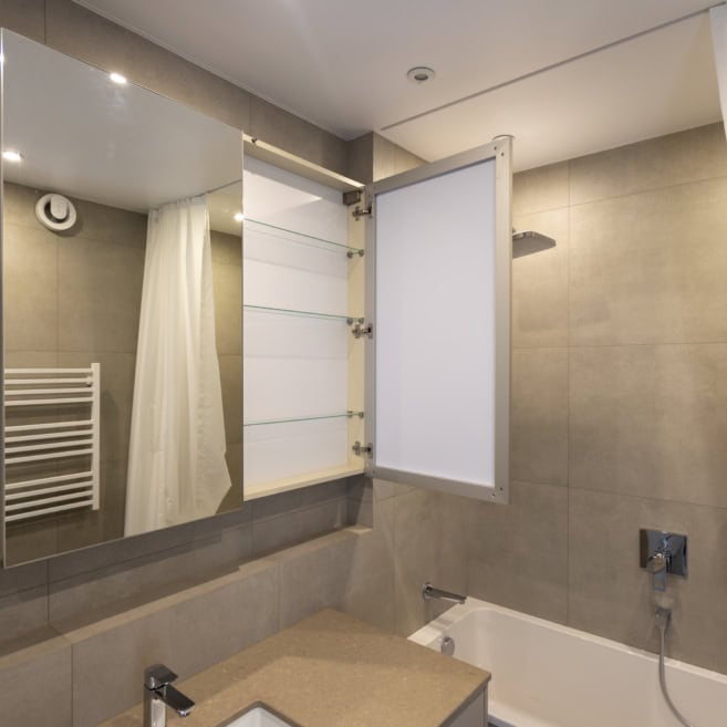 9_vanna-kimnata-z-tumboyu-na-zamovlennya-kyiv-3.jpg Тумба у ванну на замовлення з вбудованим умивальником і дзеркалом