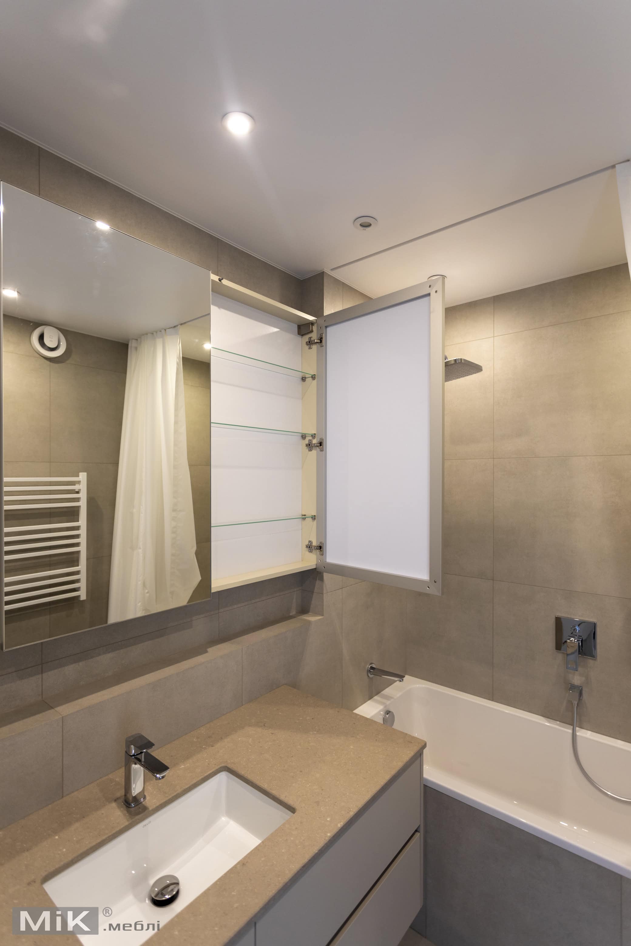 9_vanna-kimnata-z-tumboyu-na-zamovlennya-kyiv-3.jpg Тумба у ванну на замовлення з вбудованим умивальником і дзеркалом