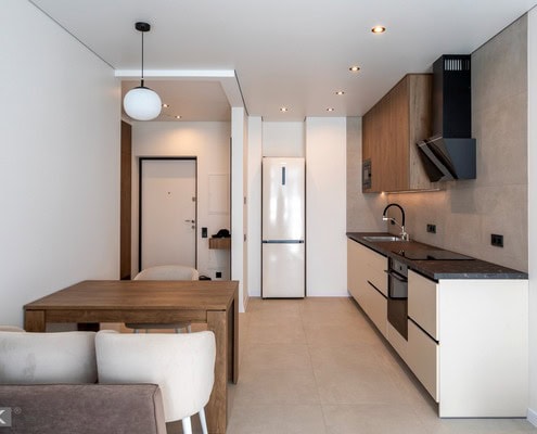 Кухня та тумба під телевізор у квартирі на замовлення