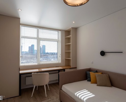 Спальня стіл під вікно та шафа