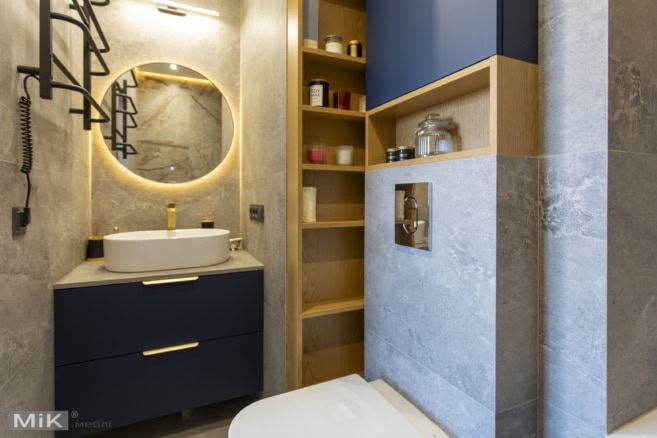 Санвузол з синьою тумбою та круглим дзеркалом на замовлення