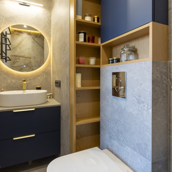 Санвузол з синьою тумбою та круглим дзеркалом на замовлення