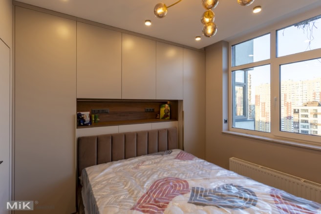 Шафа та м’яке узголів’я в спальні на замовлення