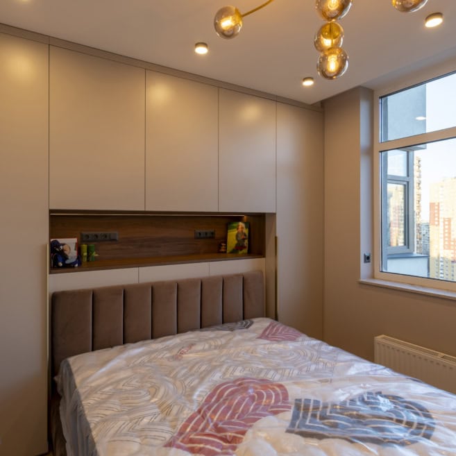 Шафа та м’яке узголів’я в спальні на замовлення