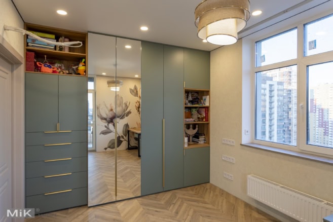 Шафа з дзеркалом у дитячій кімнаті на замовлення