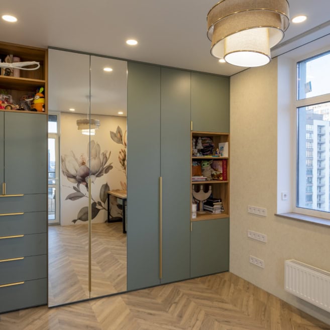 Шафа з дзеркалом у дитячій кімнаті на замовлення