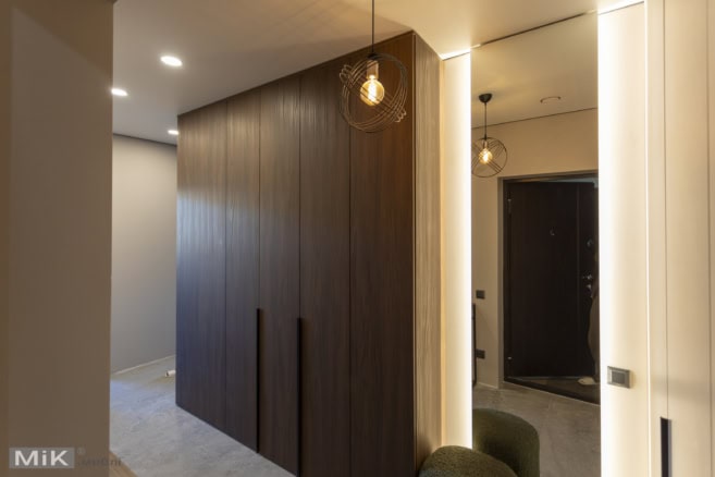 Шкафы в коридоре с зеркалом и подсветкой на заказ