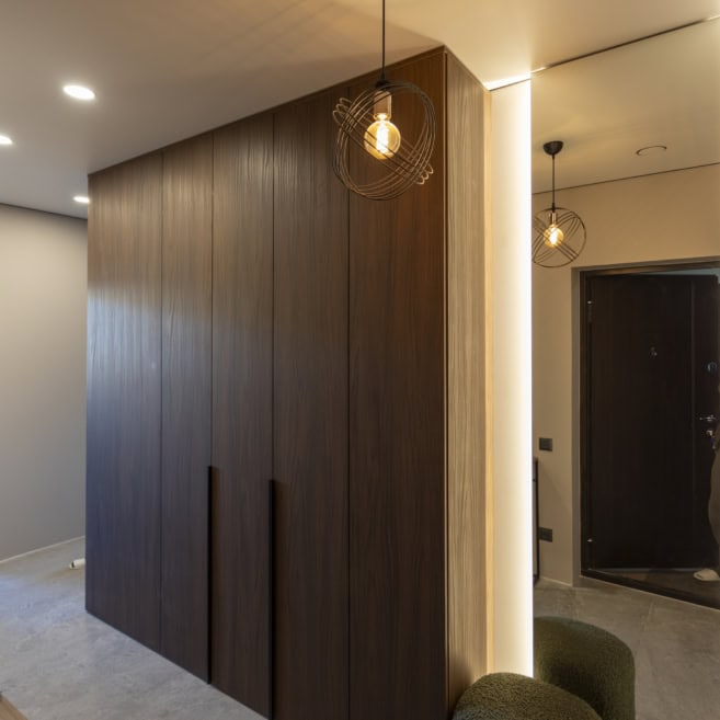 Шкафы в коридоре с зеркалом и подсветкой на заказ