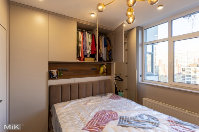 Шафа в спальні з відкритою секцією на замовлення