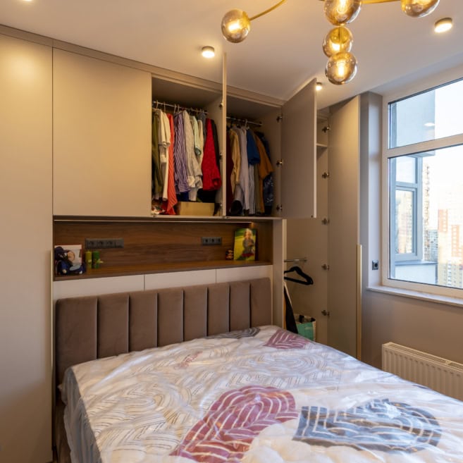 Шафа в спальні з відкритою секцією на замовлення