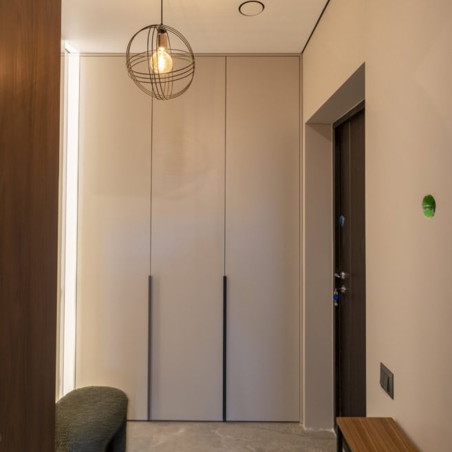 Встроенные шкафы в коридоре на заказ