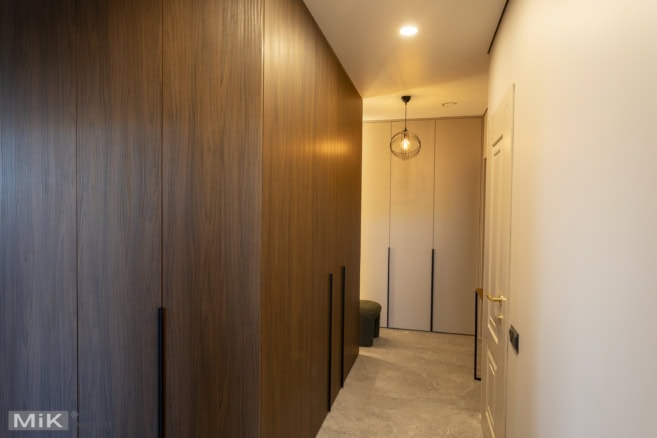 Длинный шкаф в коридоре в современном стиле