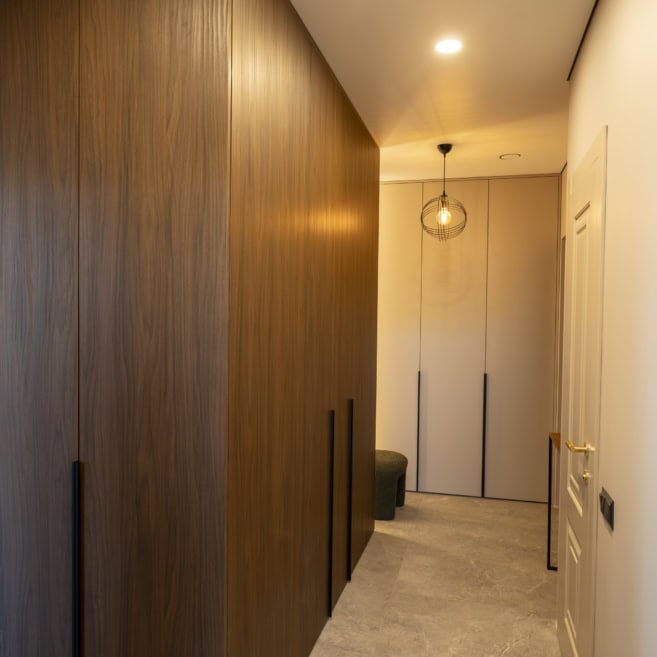Длинный шкаф в коридоре в современном стиле
