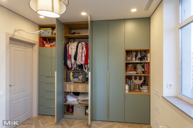 Шафа у дитячій кімнаті з відкритою секцією та полицями