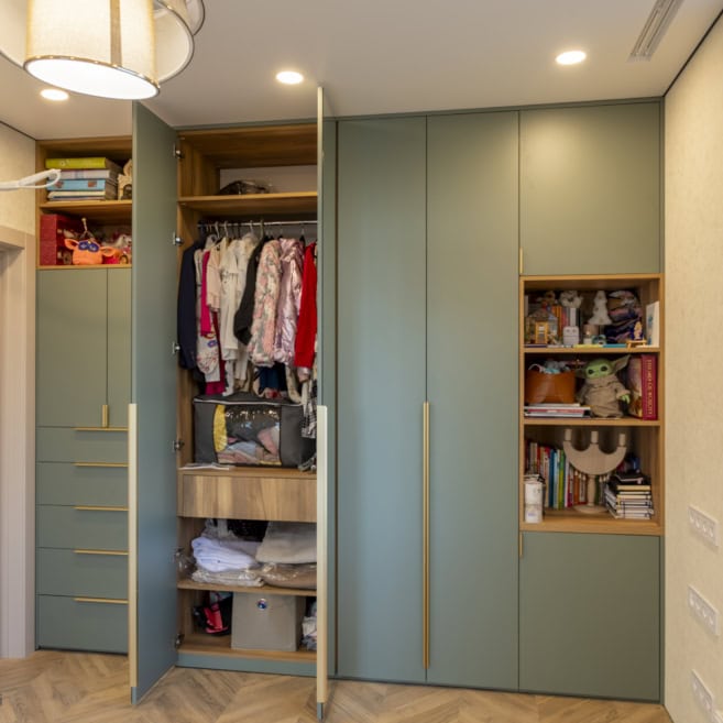 Шафа у дитячій кімнаті з відкритою секцією та полицями