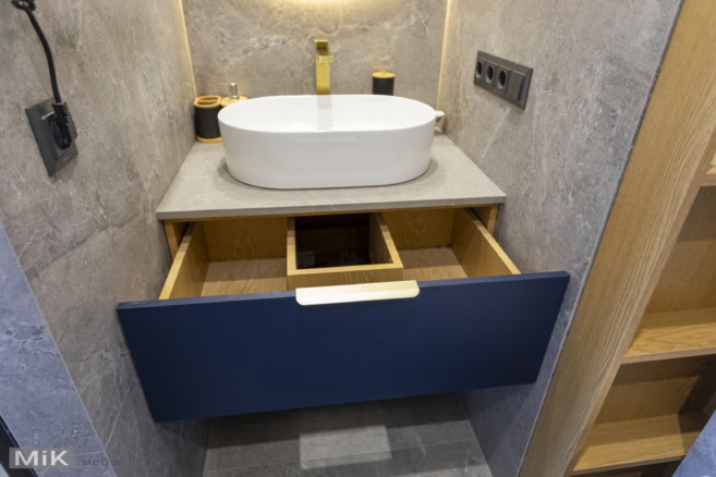 Тумба в санвузлі з висувною шухлядою на замовлення