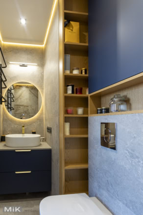 Санвузол з відкритими полицями та підсвіткою на замовлення