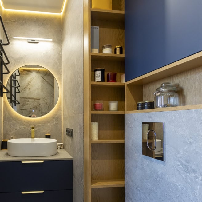 Санвузол з відкритими полицями та підсвіткою на замовлення