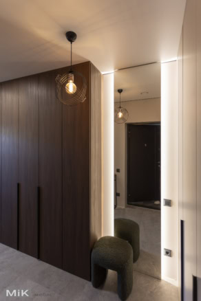 Шкафы в коридоре с подсветкой и зеркалом на заказ