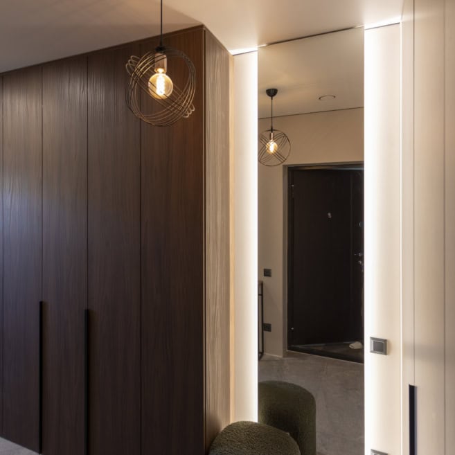 Шкафы в коридоре с подсветкой и зеркалом на заказ