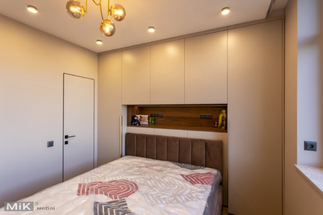 Вбудована шафа в спальні на замовлення