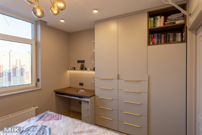 Робоча зона та шафа в спальні на замовлення
