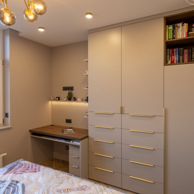 Робоча зона та шафа в спальні на замовлення