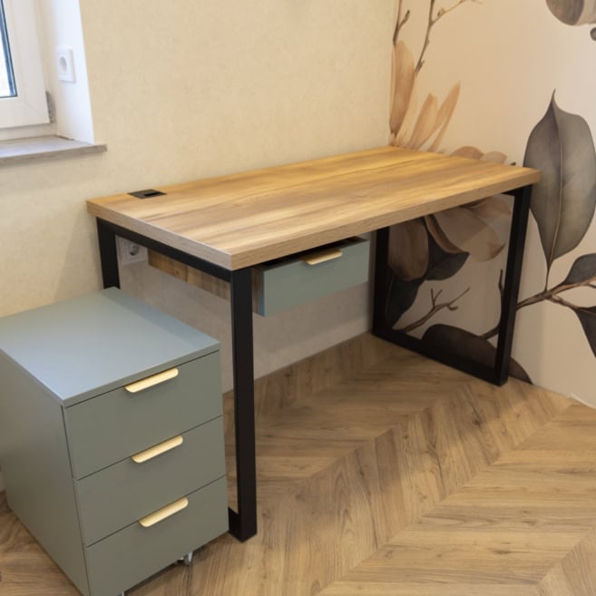 Стіл та тумба у дитячій кімнаті на замовлення