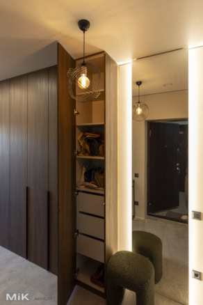 Встроенные шкафы и открытые полки в коридоре