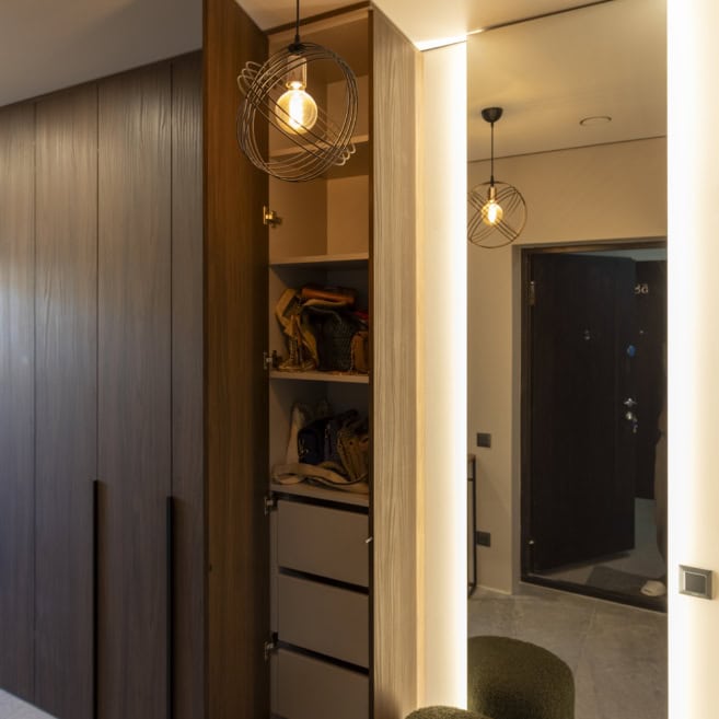 Встроенные шкафы и открытые полки в коридоре